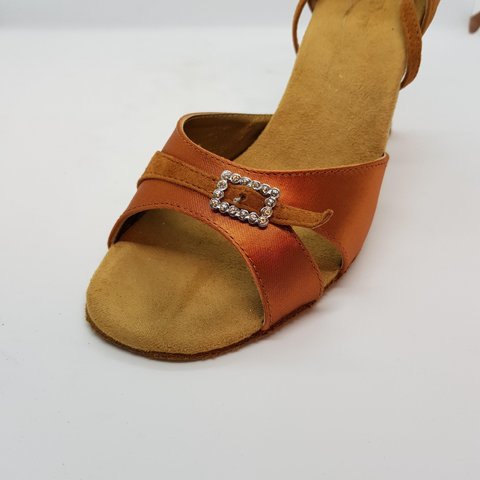 Ladina tantsukingad - normaalsele jalale, beezi värvi satiin, tikk konts 7,5 cm