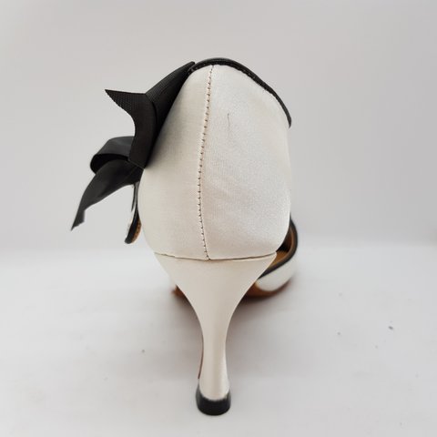 Ladina tantsukingad - valge satiin, musta värvi satiinist lipsuke, konts 7,5 cm