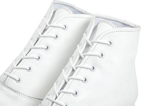 Garda saapad on poolitatud tallaga ja valmistatud nappa-nahast