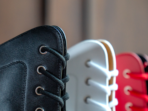 Can-Can tantsusaapad naistele – punasest, valgest ja mustast nahast, normaalsele jalale, 3,7 cm Kuuba kontsaga ja mugava sisetallaga.