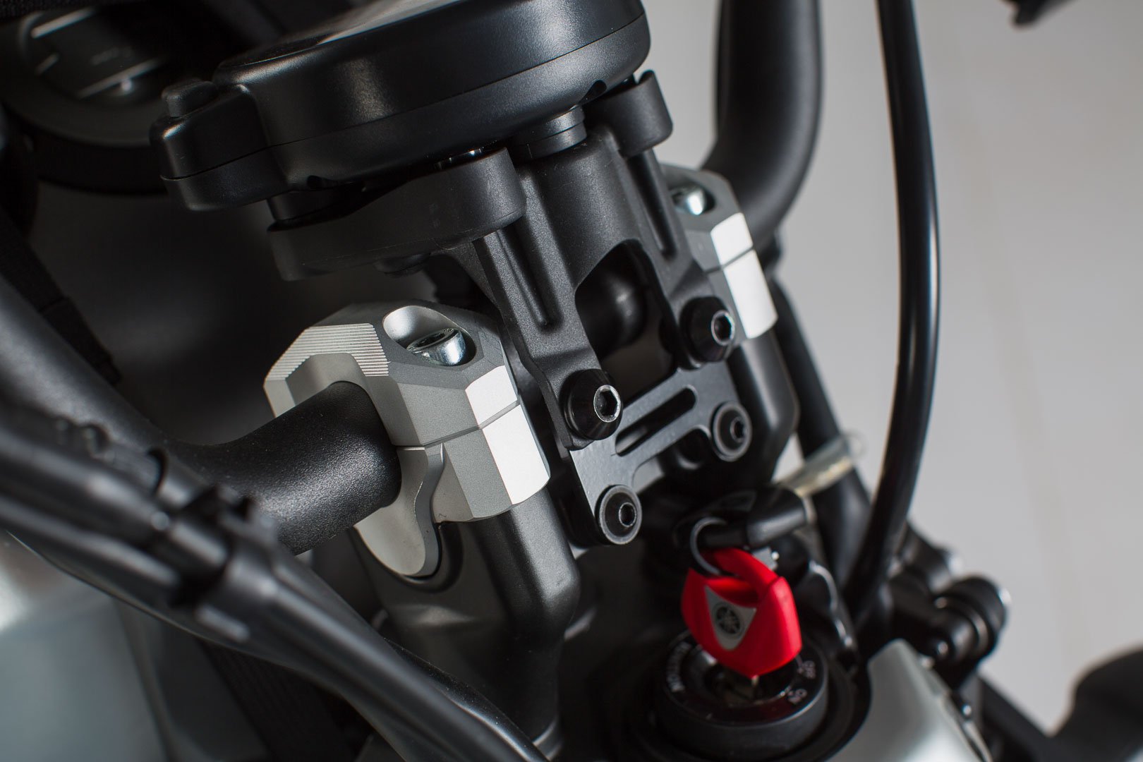 SW-Motech подступенок руля H=20 mm (черный) Yamaha XSR 700 (16-)
