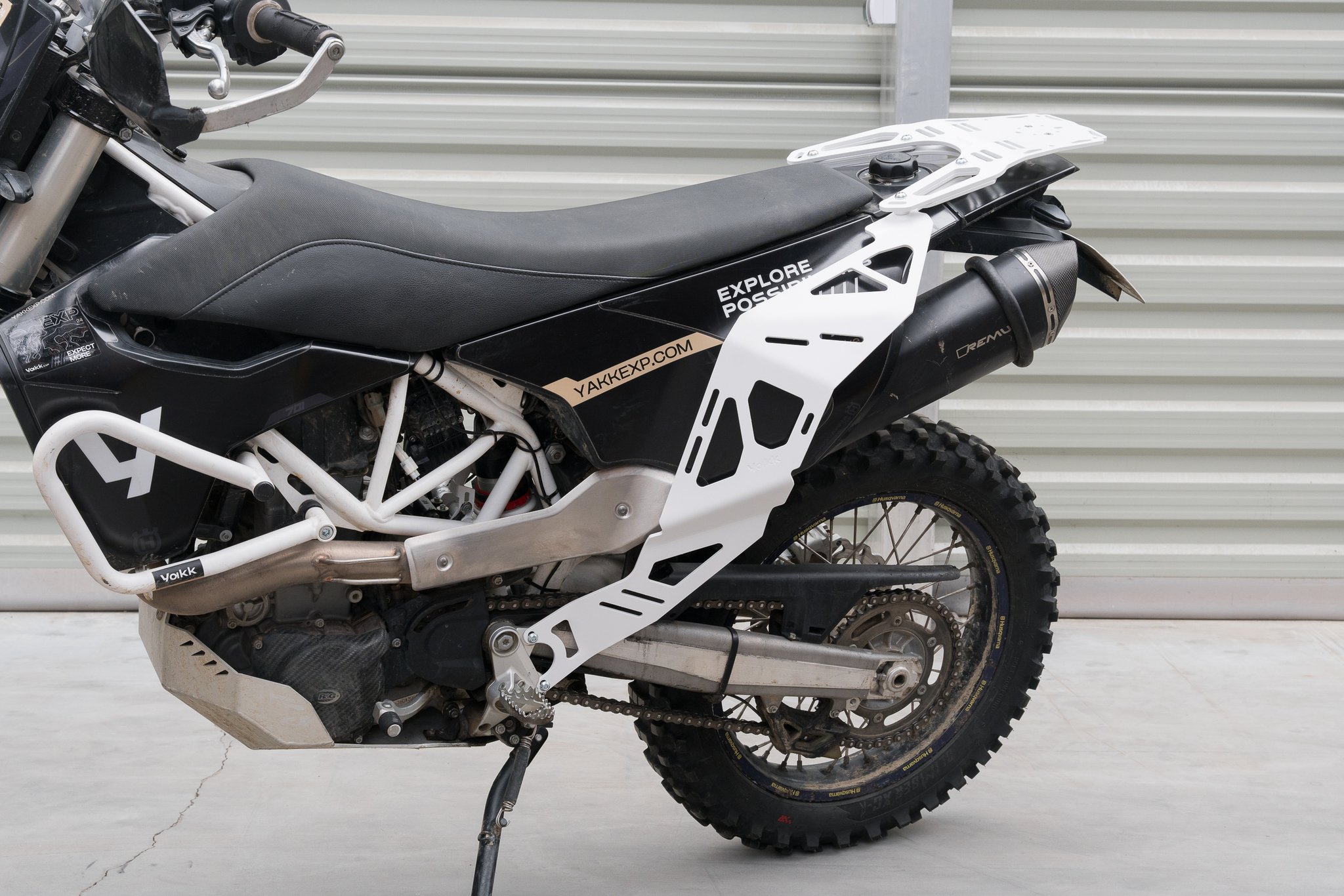 Yakk EXP sivu- ja keskilaukkuteline (valkoinen) Husqvarna 701 Enduro/Supermoto (16-25)