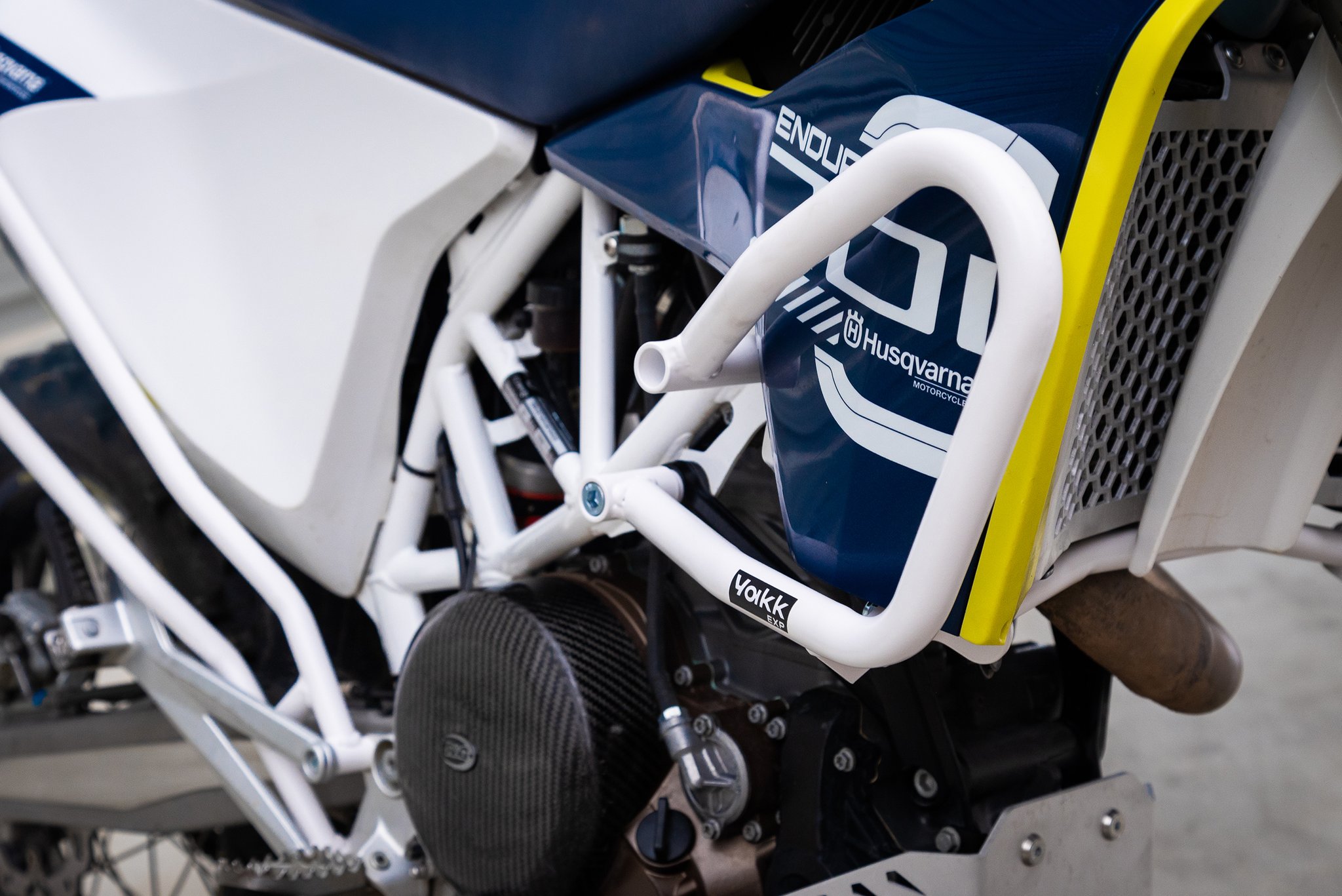 Yakk EXP защитные дуги (белый) для Husqvarna 701 Enduro/Supermoto (16-25), KTM 690 (19-25), Gas Gas 700 ES/SM (22-25)