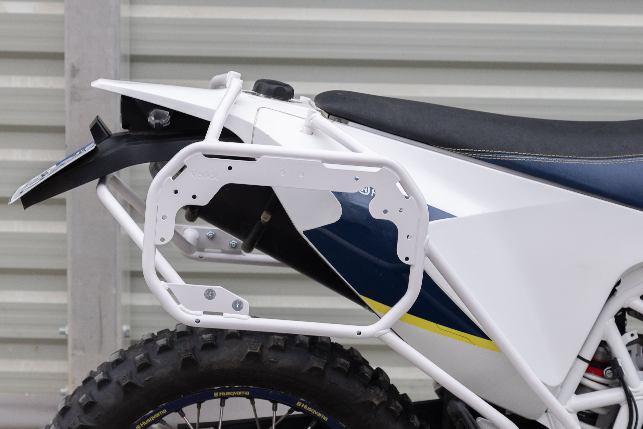 Yakk EXP боковой держатель (белый) для Husqvarna 701 Enduro/Supermoto (16-25)