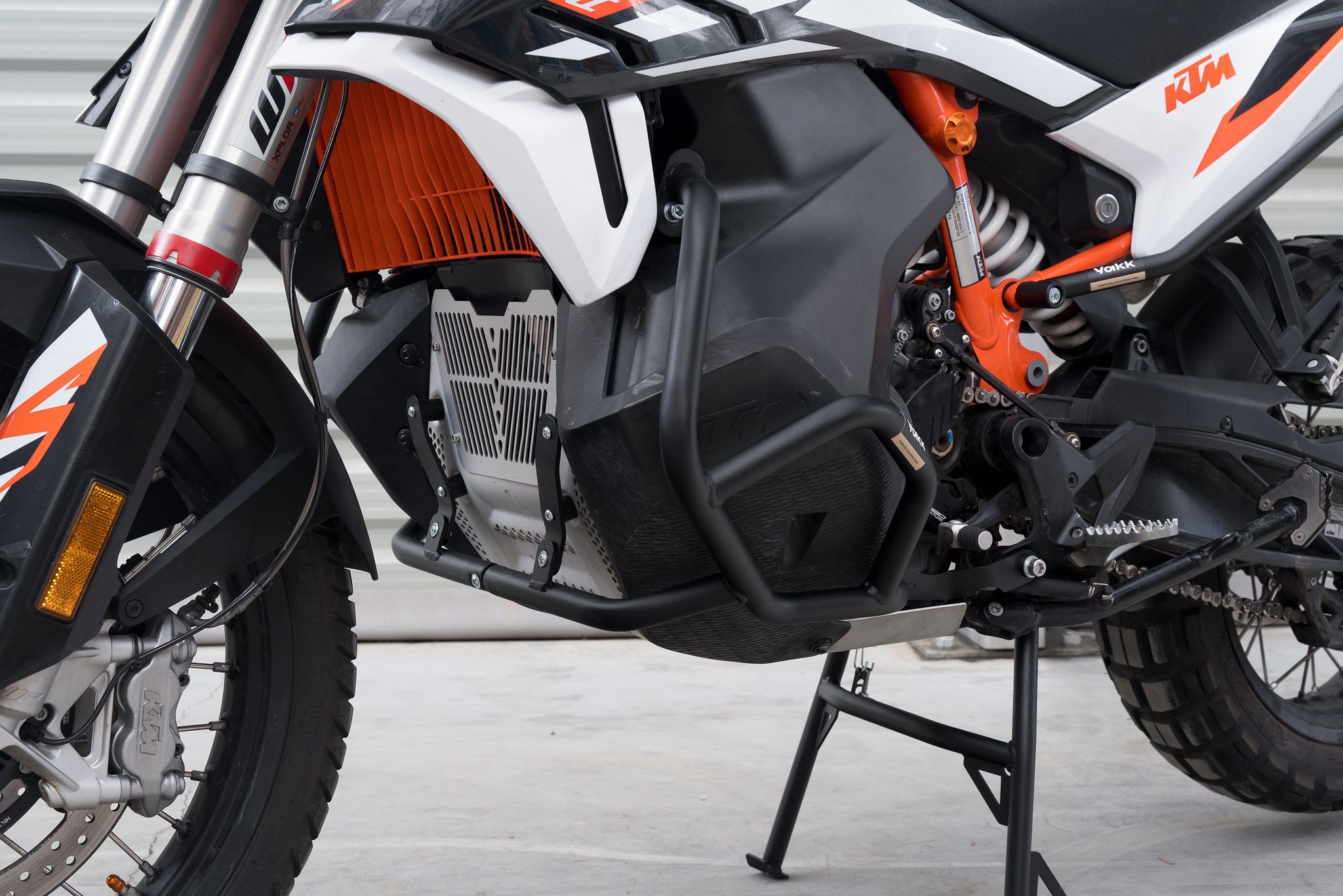 Yakk EXP kukkumisraud (must) KTM 790 Adventure (19-22), KTM 890 Adventure (21-22)