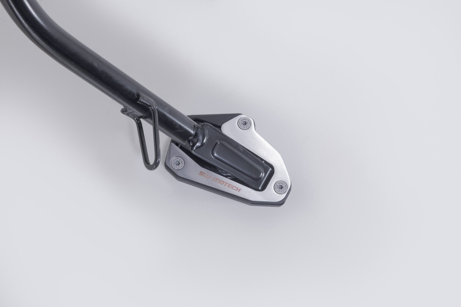 SW-Motech sivujalustan jatke (musta/hopea) Ducati Scrambler models (24-)
