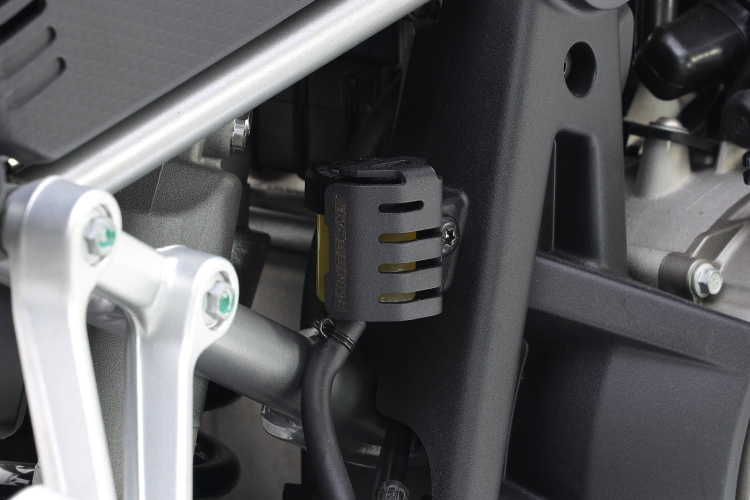 Crosspro защита заднего бачка тормозной жидкости (матовый черный), подходит для моделей Aprilia, BMW и Moto Morini.