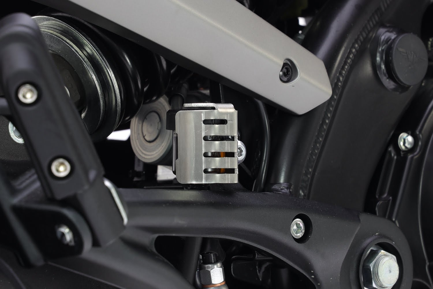 Crosspro защита заднего бачка тормозной жидкости (красный), подходит для моделей Aprilia, BMW и Moto Morini.