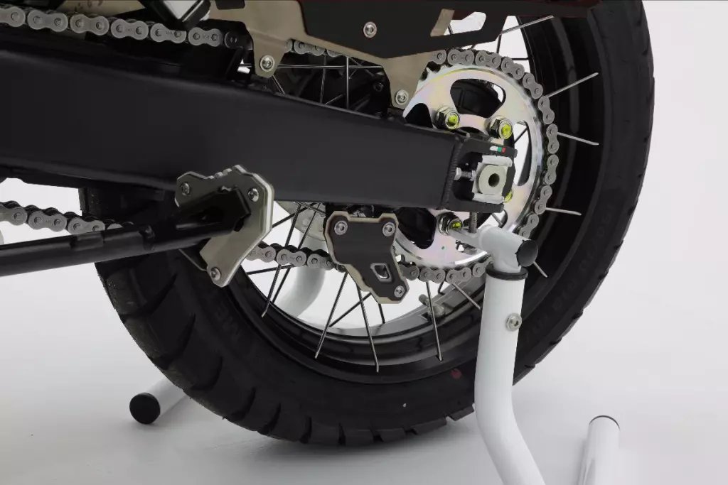 Crosspro ketjun suoja (musta / harjattu hopea) Honda XL 750 Transalp (23-), Honda CRF 1000L Africa Twin (20-)