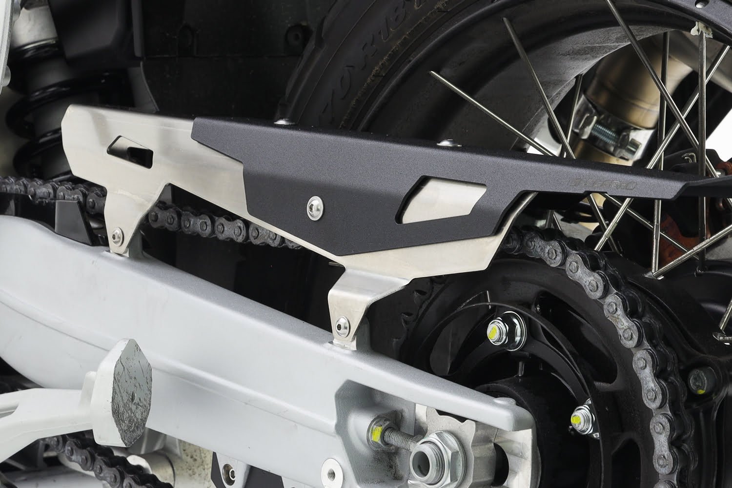 Crosspro ketjun suoja (musta / harjattu hopea) Aprilia Tuareg 660 / Rally (22-)
